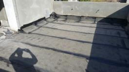 איטום גג באמצעות הלחמת יריעות ביטומניות שמבצעת חברת האיטום "א. גואטה איטום ובידוד"